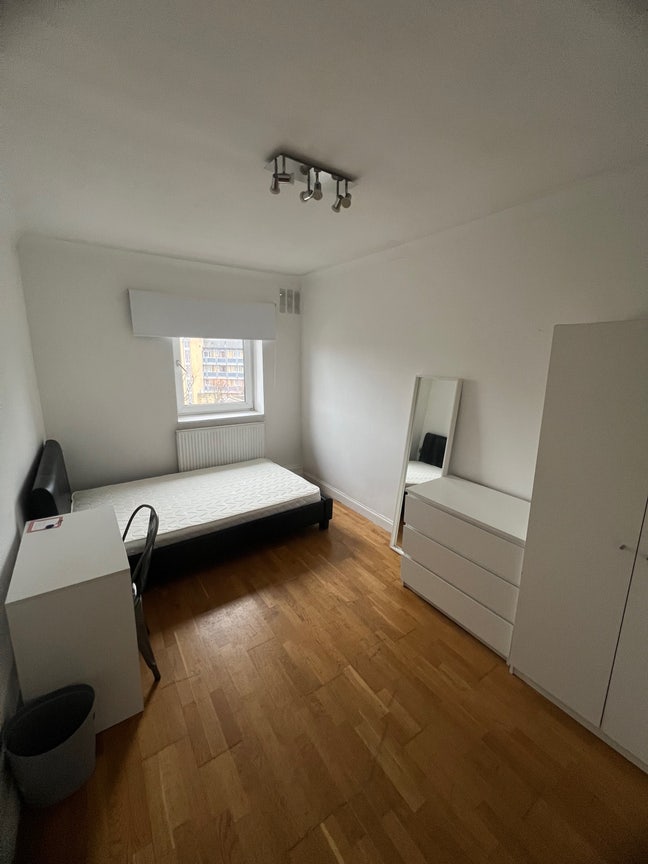 Clean 3 bedroom flat - 3 people GROUP LET  Main Photo