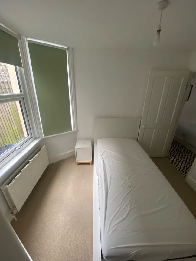 Cozy Room in a Big House Main Photo