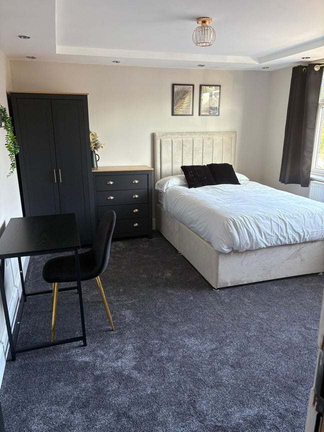 Super large en-suite room, close to Heathrow. Main Photo