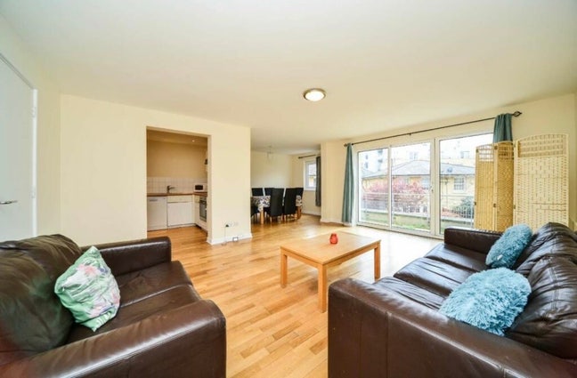 Bedroom in E14 in a 2-bed 2-bath Flat from 18 Mar Main Photo