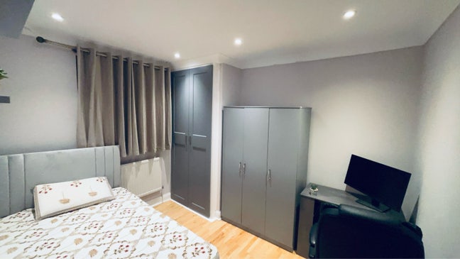 Spacious Double Room in Peaceful Family Home Main Photo