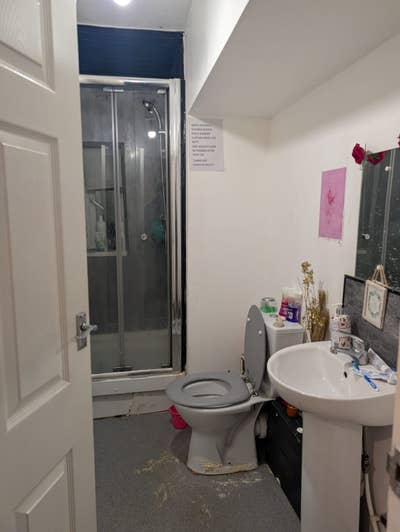 Nice and clean room available in 6 bedroom house Main Photo