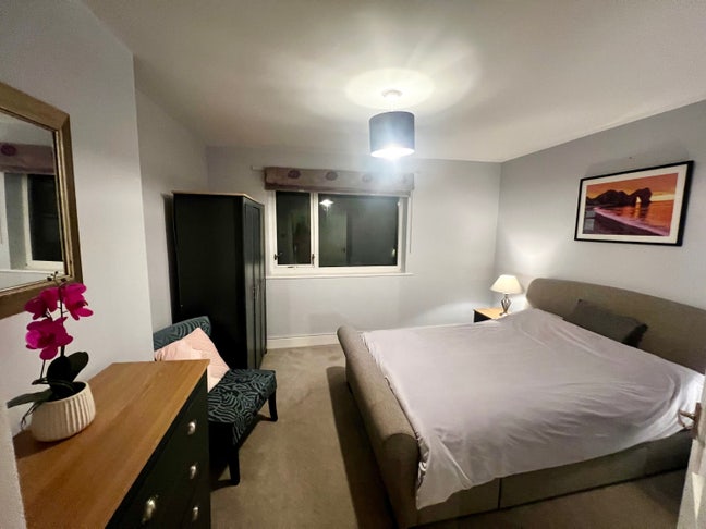 Beautiful double room, in large family home Main Photo