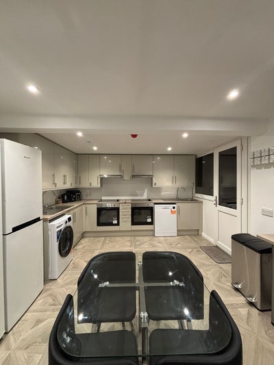 Newly refurbished professional house share  Main Photo