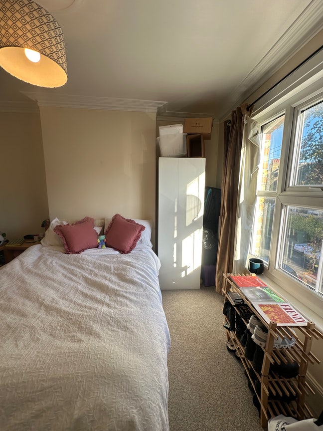 Beautiful Room (Furnished Option) by Ruskin Park Main Photo