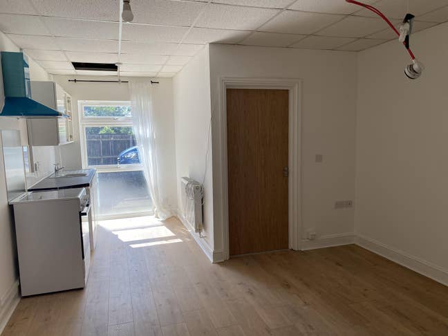 Studio flat with private kitchen & bathroom Main Photo