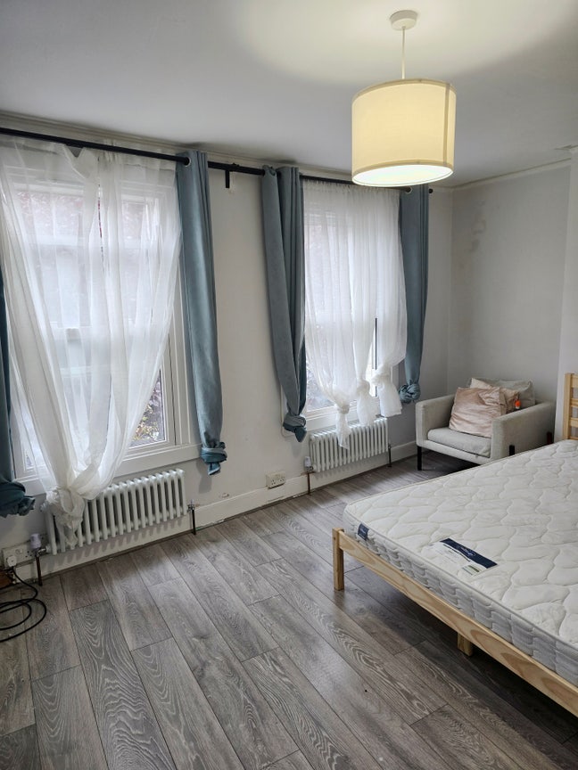 Large double room- All bills included Main Photo