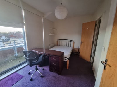  Double en-suite room + Balcony,  train station  Main Photo