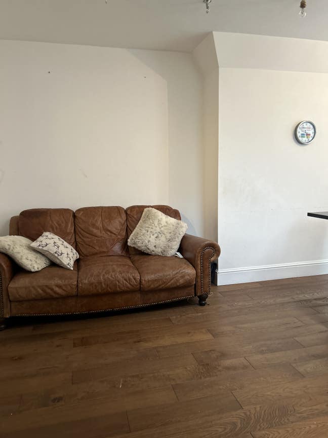 3 double rooms in immaculate condition for rent  Main Photo