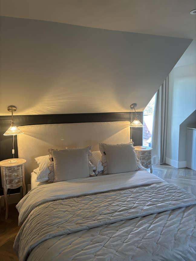 En-suite with private entrance, fridge & balcony Main Photo