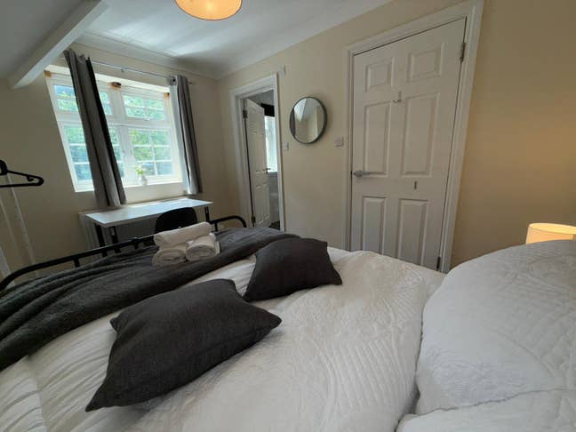 Ensuite in residential area, 2 min to train st. Main Photo