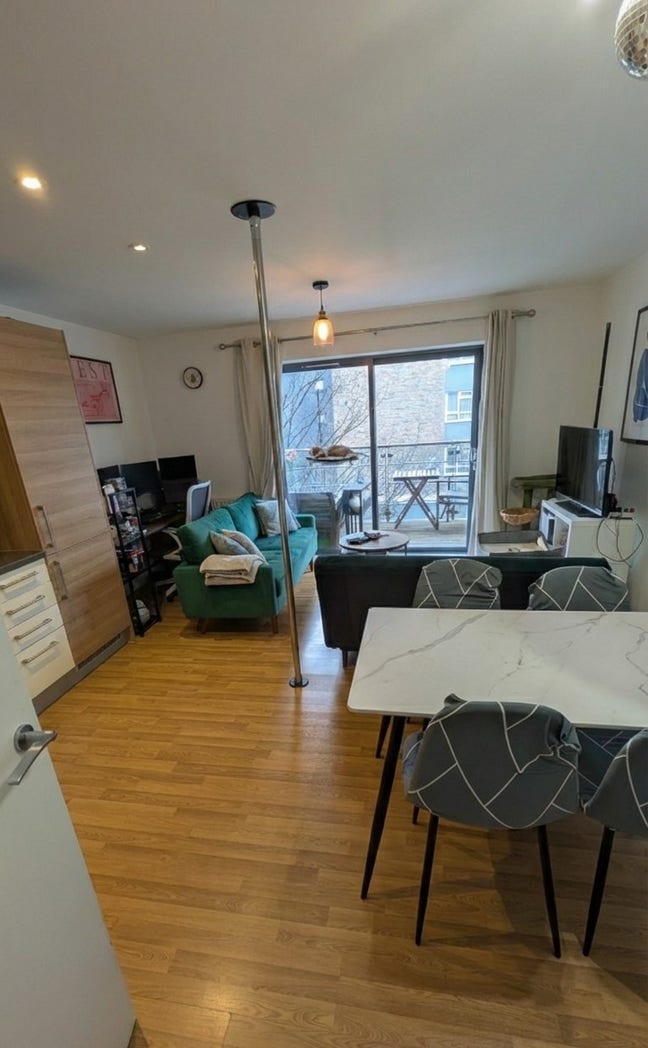 Balcony flat near mile end station Main Photo