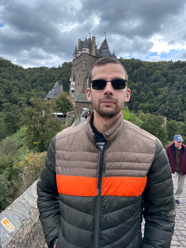 Iam looking at moving out my parents place an... Main Photo