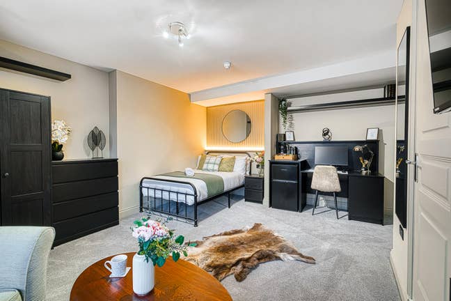 Stunning High-End Rooms in a Prime Location  Main Photo