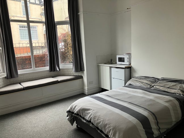Room to rent in Dudley Main Photo