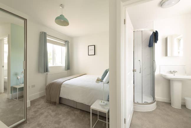 Modern En-suite near amazon & key employers Main Photo