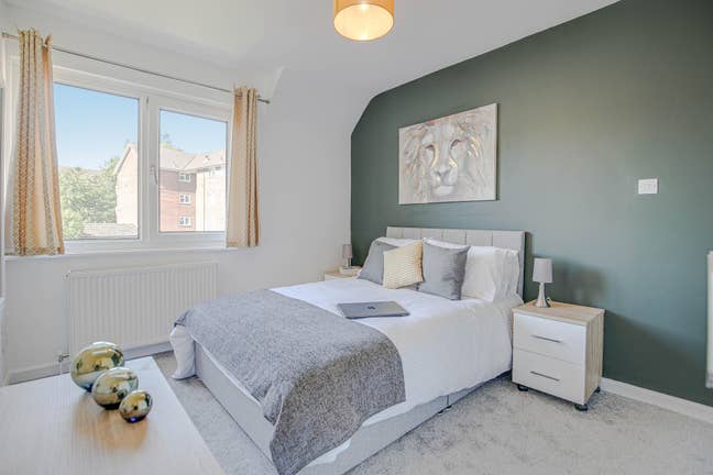 Stylish Ensuite Living, Great Location & Parking  Main Photo