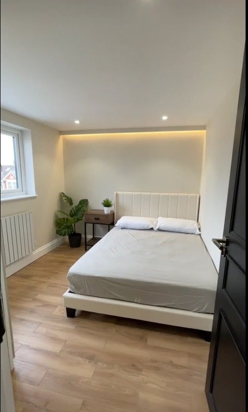 Modern Furnished Room-IG3 9HA Main Photo