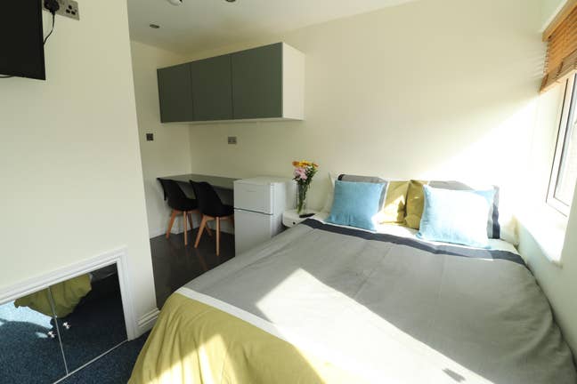 Modern Ensuite Room Available Soon! Main Photo