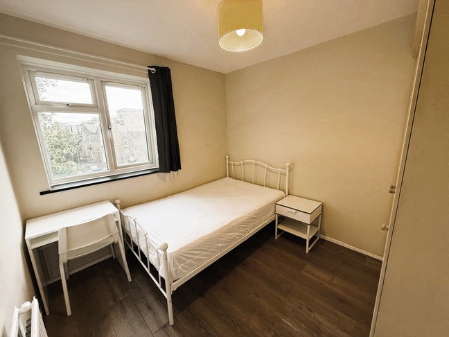 Lovely, clean & comfortable room – East Putney Main Photo