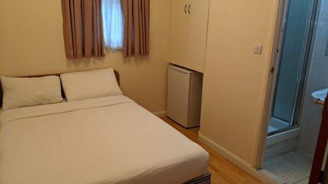 Double Studio Ensuit  style with Bills  &pound;850 Main Photo