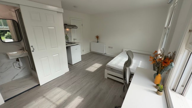 Cozy bright Studio sublet, near Canary Wharf Main Photo