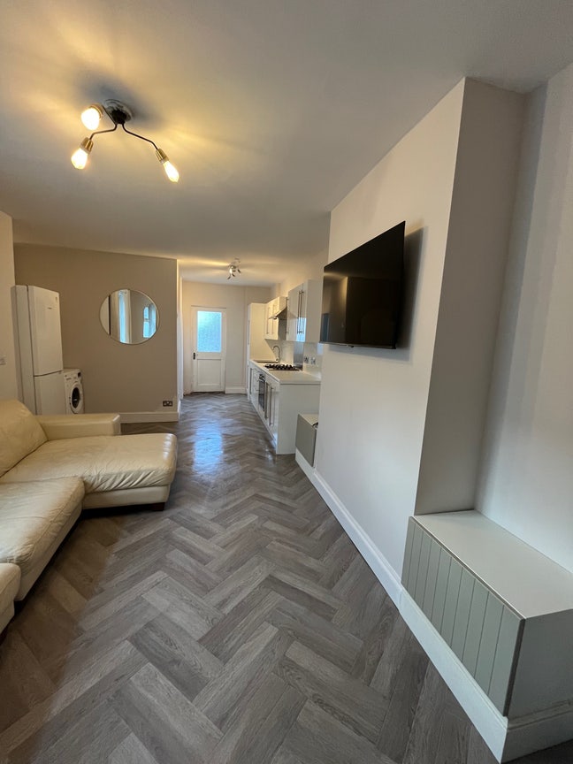 Renovated Flat with Double Room Main Photo