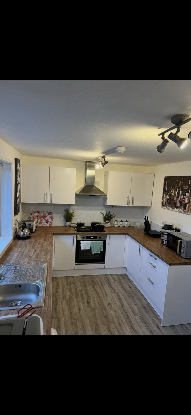 Spacious En-Suite Unit with Private Living Area, G Main Photo