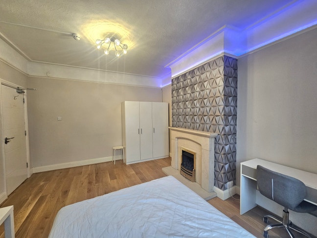 Large Furnished Room - CR4 - Short or Long Let Main Photo