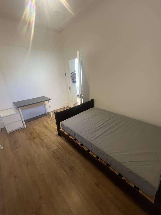 Modern, clean, large furnished room available! Main Photo