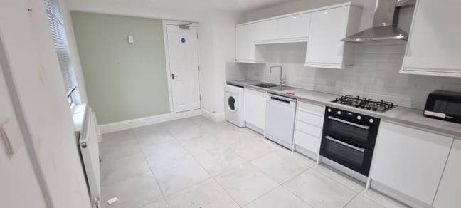 Stylish En-Suite Rooms with Garden on Vibrant Divi Main Photo