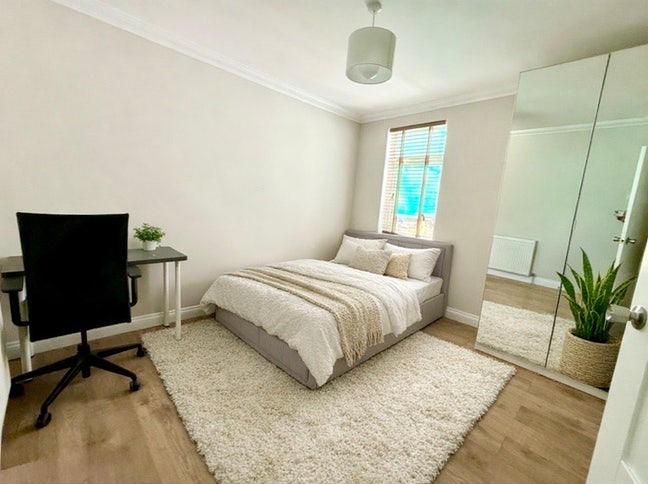 Cosy & peaceful double room with lots of storage Main Photo