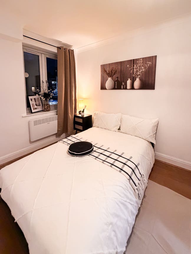 Newly Refurbished Double Room - E14  Main Photo