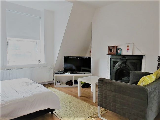 Including bills modern studio flat near tube stati Main Photo