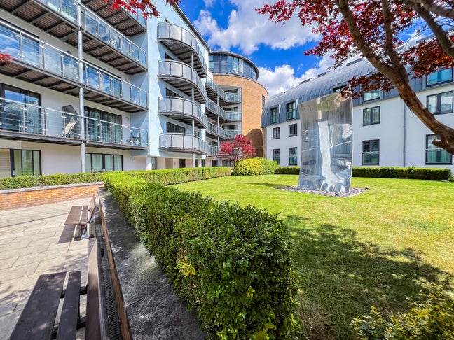 24/7 Concierge, Enclosed garden, Bike Storage 🌳 Main Photo