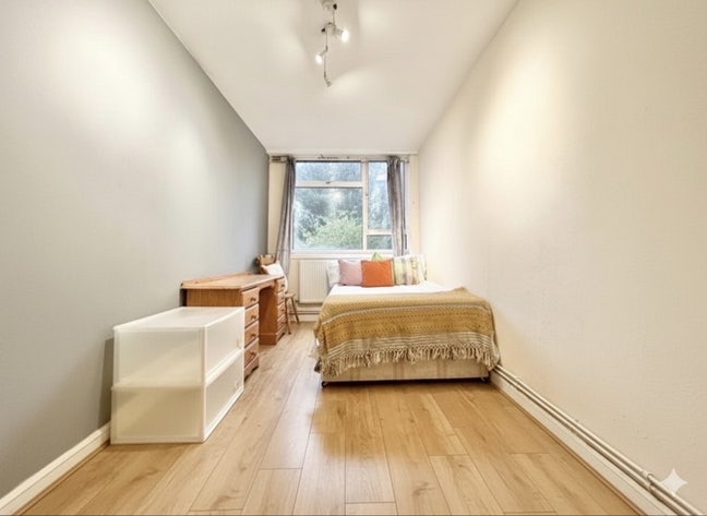 4 Lovely Rooms - 5min to DLR - Close to Asda! Main Photo