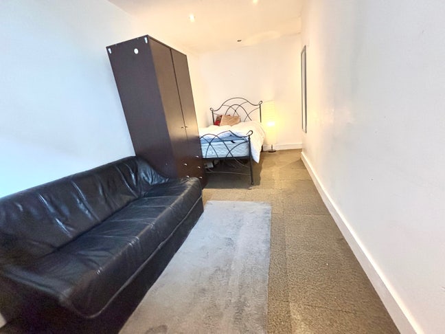 Double Room with kitchen all Bills Included Main Photo