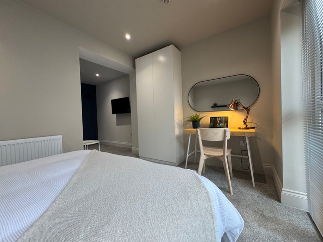 Studio Room | Ashley Cross | Professionals Main Photo