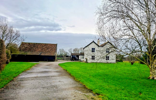 Waywick-BS24: Large spacious bedroom with en-suite Main Photo