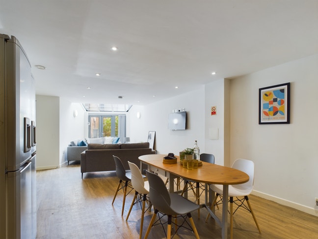 All-Inclusive Professional Rooms 7 - 17 Beds Main Photo