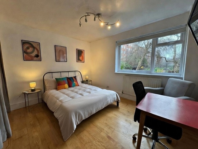New Modern House in SW London – 4 Double Rooms Main Photo