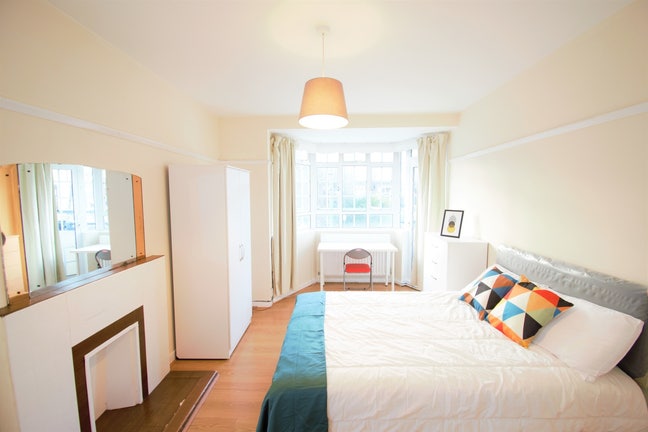 2Double / 1 With private balcony - Central W12 Main Photo