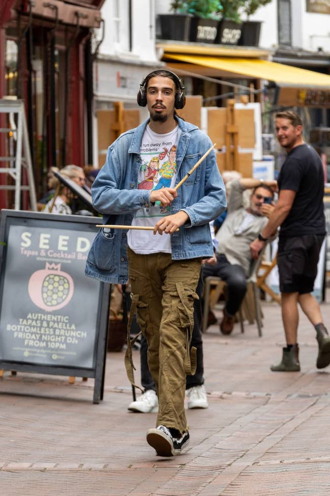 Looking for house share! Main Photo