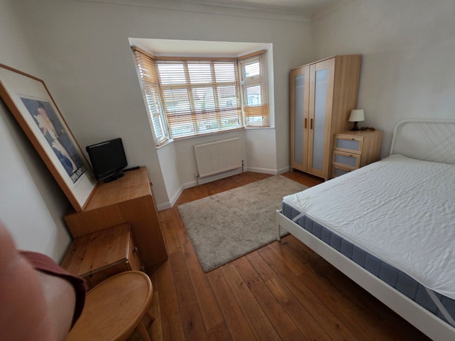 Large Double Bedroom in Richmond Main Photo
