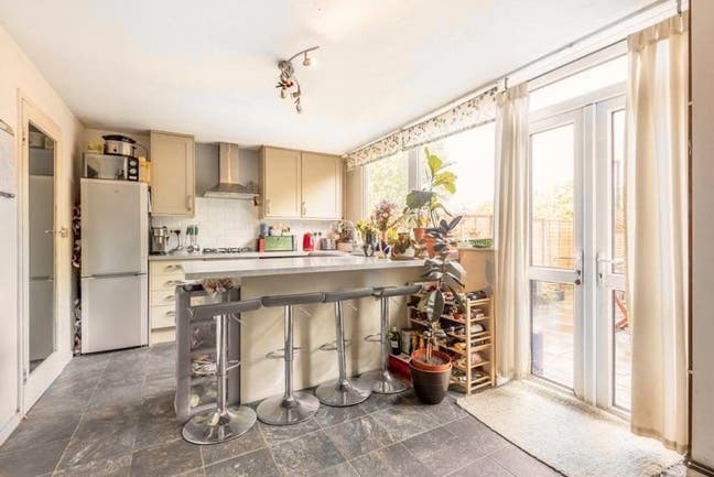 Double Room in Garden Flat with Living Room! SE15 Main Photo