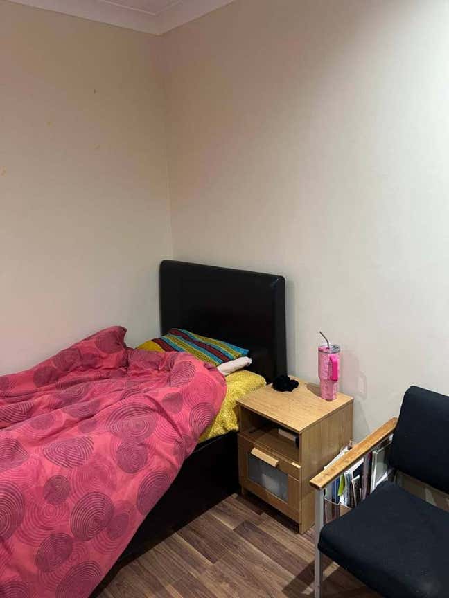 Double Room for single person in Family Home| E12 Main Photo