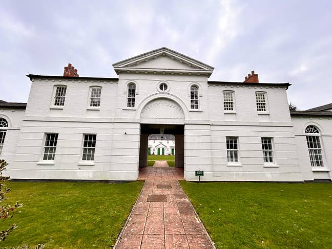 Bright Double Room in Beautiful Setting – Parking  Main Photo