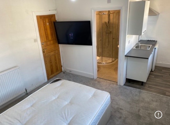 Studio flat, new kitchen and bathroom Main Photo