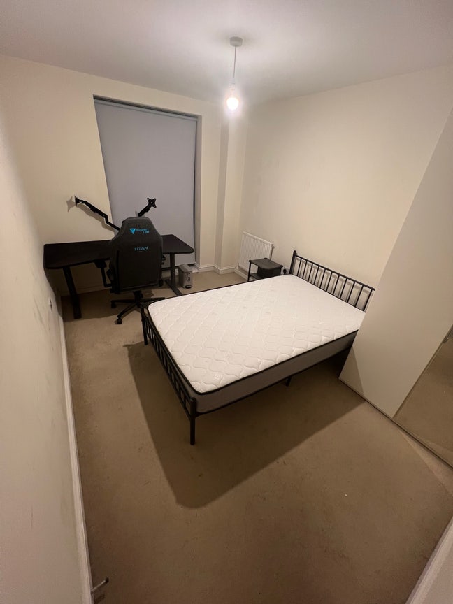 Spacious furnitured single room in Colindale Main Photo