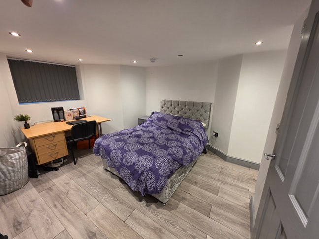 Large En suite Double Bedroom in LS6 Main Photo